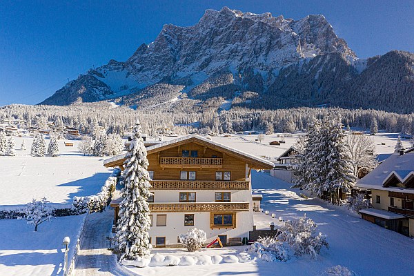 Haus Alpenstern im Winter mit Zugspitze