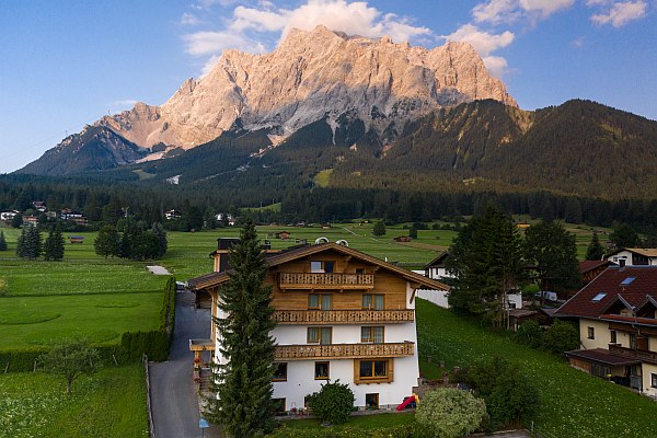 Haus Alpenstern mit Zugspitze